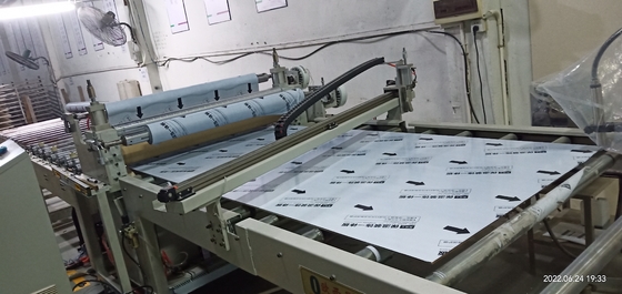 पीएलसी नियंत्रण के साथ कुशल फिल्म लेमिनेशन उपकरण 380V 50HZ