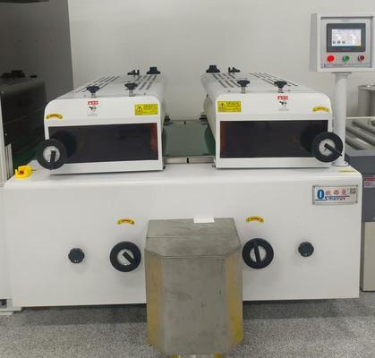 बड़े पैनलों, धातु शीट और ग्लास पर समान कोटिंग के लिए उच्च गति परिशुद्धता दो रोल कोटर