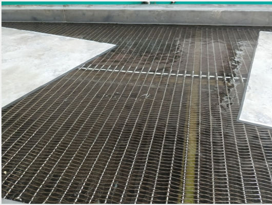 W1320mm 1 मीटर / मिन स्टेनलेस स्टील कन्वेयर बेल्ट मशीन / मेष बेल्ट कन्वेयर