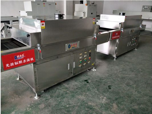 खाद्य बॉक्स या कपड़े या बोर्ड के लिए कुशल 10 मीटर/मिनट 2 किलोवाट मेष बेल्ट यूवी विकिरण मशीन कंप्यूटर सफेद