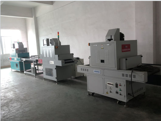 खाद्य बॉक्स या कपड़े या बोर्ड के लिए कुशल 10 मीटर/मिनट 2 किलोवाट मेष बेल्ट यूवी विकिरण मशीन कंप्यूटर सफेद
