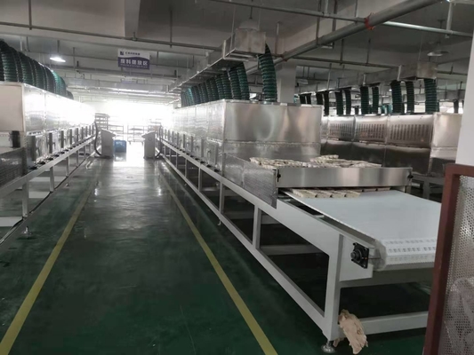 स्टेनलेस स्टील माइक्रोवेव वैक्यूम सुखाने उपकरण पीएलसी नियंत्रण के साथ थोक सामग्री के लिए