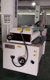 आर ग्लास या लकड़ी के फर्श या स्टेनलेस शीट सतह रोलर कोटिंग मशीन के लिए 220V/50Hz शक्ति और गति 0-20m/Min के साथ